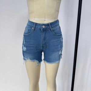 Gros plan d'un short en jean bleu taille haute avec déchirures et ourlets effilochés