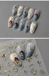 Détail des stickers ongles 5D bleus marbrés avec motifs célestes dorés en relief