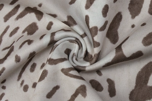 Détail macro de maille côtelée avec imprimé léopard tendance en marron et blanc élégant