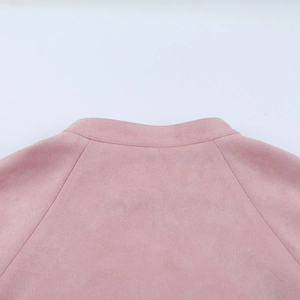 Detailansicht von Kragen und Schulternähten dieser rosa Damenjacke aus Wildlederimitat
