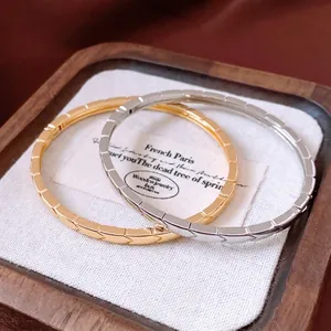 Ensemble de bracelets joncs minimalistes dorés 18 carats et argentés avec motif de flèche