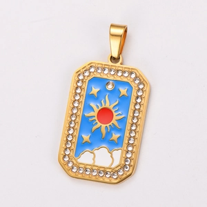 Macro del ciondolo tarocchi sole in oro 18K con smalto blu, cristalli e cielo stellato