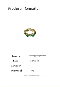 Vue détaillée de la bague plaquée or avec zircons rectangulaires verts et strass blancs