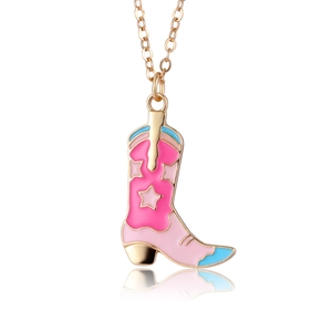 Dettaglio della collana con ciondolo a stivale da cowboy in smalto rosa e blu