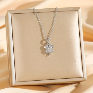 Élégant collier trèfle à quatre feuilles en argent avec zircons en cœur sur boîte à bijoux