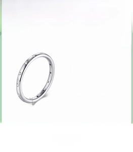 Detailed view of S925 sterling silver ring with polished zircons and product specifications