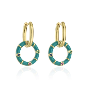 Detalle de pendientes bañados en oro de 18K con esmalte verde y circonitas de colores