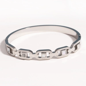 Détail du bracelet en acier titane argenté avec incrustations de nacre carrées et maillons