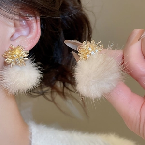 Detail of zircon firework stud earring with cream faux fur pompom for autumn and winter