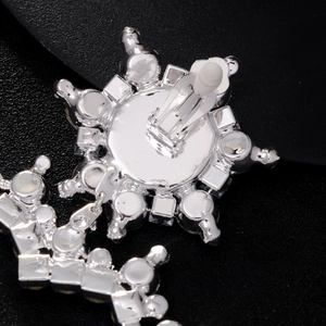Boucles d'oreilles cœur argentées à clip avec strass brillants sur cuir noir