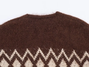 Dettaglio maglione in maglia marrone scuro con motivo jacquard e morbida texture in lana