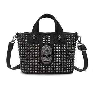 Bolso de mano negro punk gotico con tachuelas de metal y calavera strass, bolso elegante.