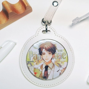 Detail van witte katvormige lederen badgehouder met venster en anime-illustratie