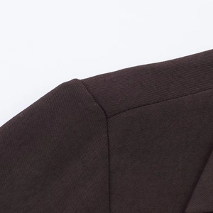 Détail des coutures sur tissu sergé marron foncé au niveau du revers et de l'épaule