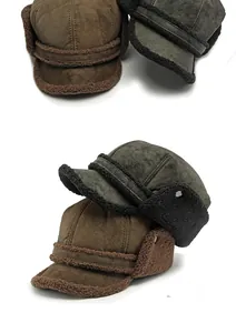 Détail de bonnets d'hiver avec extérieur en daim et doublure en fausse peau de mouton
