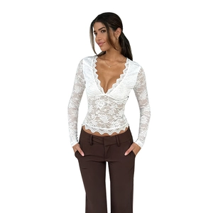 Top sexy in pizzo bianco a maniche lunghe con profondo scollo a V e vestibilità slim