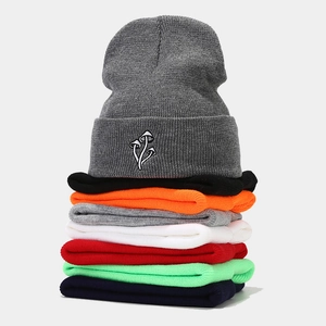 Set di berretti in maglia con ricamo a fungo in vari colori tra cui grigio, nero e arancione