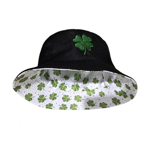 Dettaglio cappello bucket reversibile con ricamo a quadrifoglio e fodera a motivi