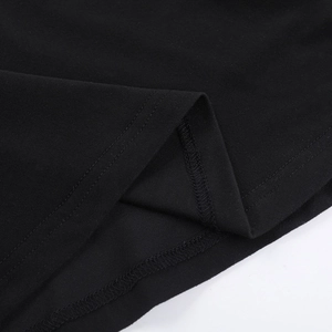 Gros plan sur le bord en tricot noir avec couture fine et ruban à volants détaillé