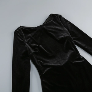 Dettaglio dell'abito da sera in velluto nero con scollatura elegante e trama del tessuto