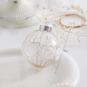 Boule de Noël de 8 cm avec motif de grille dorée et détail de perles blanches