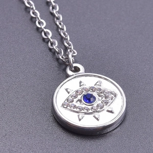 Vue macro du pendentif œil maléfique avec pierre bleue et plaquage en or 18 carats