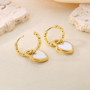 Boucles d'oreilles cœur en acier inoxydable plaqué or 18 carats et émail blanc