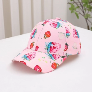 Detail van roze kinderpet met levendige waterverf aardbeienprints op de stof