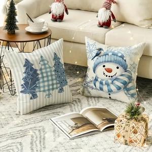Détail de taies d'oreiller de Noël en lin avec motifs bleus de bonhomme de neige et sapin