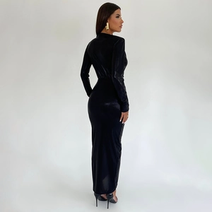 Vue détaillée d'une robe moulante noire à col en V avec manches plissées et texture