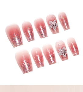 Exquisite Nahaufnahme von Rouge-rosa Press-on-Nägeln mit Glitzer und 3D-Blumendetails