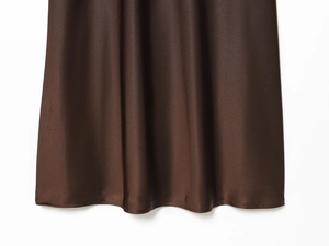 Vue détaillée d'une robe en satin marron foncé montrant la texture soyeuse et le drapé fluide