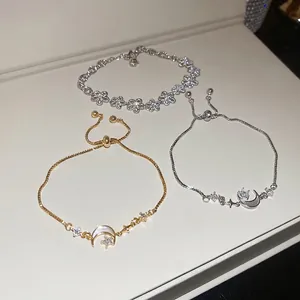Dreiteiliges Set verstellbare 18k vergoldete Mondanhänger und Perlmutt Armbänder für Damen