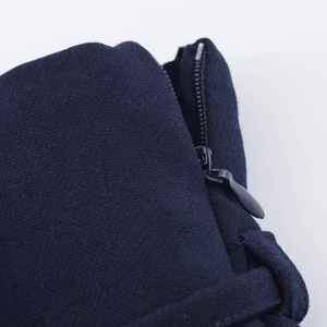 Détail du tissu tissé bleu marine avec fermeture éclair invisible et texture diagonale