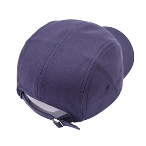 Vista posteriore del cappello camper a 5 pannelli blu navy con fibbia in metallo regolabile