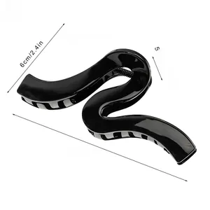 Detail view of a 13cm black snake-shaped hair claw clip with size and weight dimensions