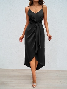 Détail de la robe midi en satin noir avec fines bretelles, nœud à la taille et fente latérale