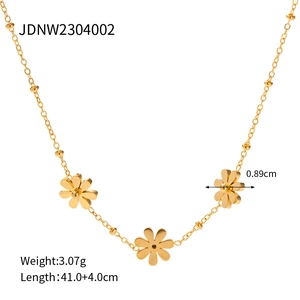 Détail du collier doré de 41cm avec pendentifs marguerites de 0,89cm et dimensions