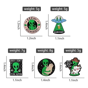 Size chart showing dimensions and weight of alien enamel cat pins in zinc alloy