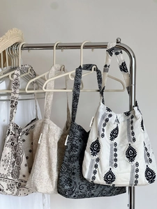 Vue détaillée de cabas en coton et lin avec broderies ethniques et motifs vintage