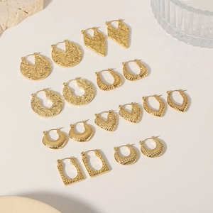 Lot de huit boucles d'oreilles créoles en acier doré avec texture martelée chic