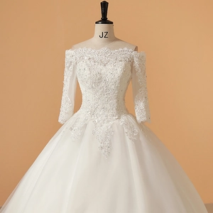 Robe de mariée blanche épaules dénudées avec dentelle et traîne en tulle fluide