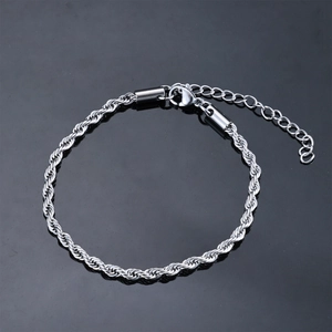 Détail du bracelet en chaîne de corde en acier inoxydable argenté avec fermoir mousqueton