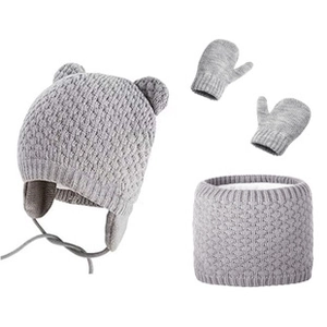 Dettaglio del set invernale grigio per bambini con fodera in pile e paraorecchie caldi