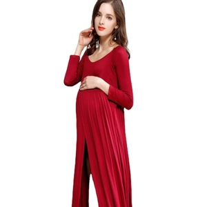 Robe de maternité longue rouge à manches longues pour séance photo avec col en V élégant