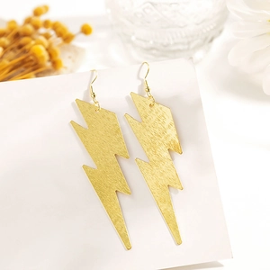 Vue détaillée de boucles d'oreilles éclair dorées avec finition brossée et crochets