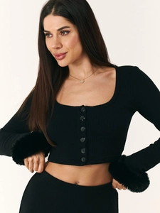 Eleganter schwarzer Rippstrick-Cardigan mit Pelzbesatz an den Ärmeln und Knopfleiste