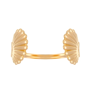 Detalle de anillo ajustable dorado con motivos de conchas simétricas de estilo playero