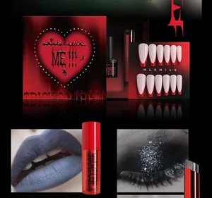 Details des Halloween-Make-up-Sets mit rotem Lippengloss und gotischen Kunstnägeln