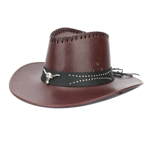 Nahaufnahme vom Retro-Cowboyhut mit silbernem Stierkopf-Emblem und Metallnieten